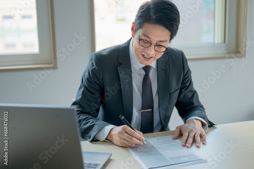 書類を書き込むビジネスマン photo