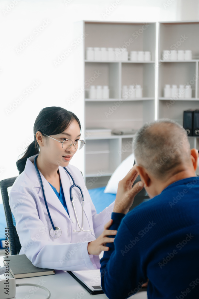Fototapeta premium Female doctors, specialists in treatment, make an appointment to meet patients after x-ray and explain medical information Medicine and health care concept