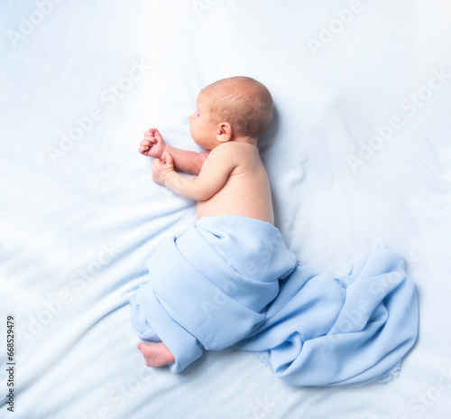 Fotótapéta dolcissimo neonato che dorme su una morbida copertina azzurra,