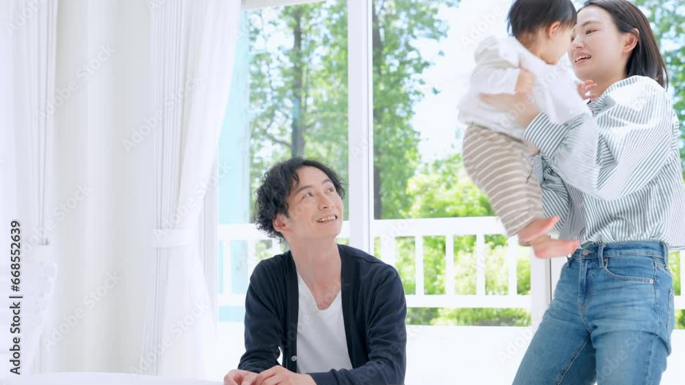 部屋でくつろぐ赤ちゃんと両親 部屋でくつろぐ赤ちゃんと両親