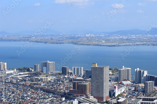 滋賀県　大津京駅周辺のビルと琵琶湖対岸の草津市の風景