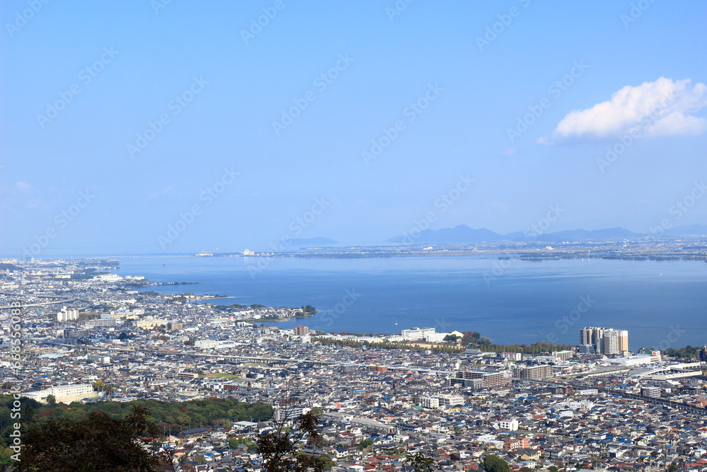 長等山テラスから見下ろす琵琶湖と大津市街の風景