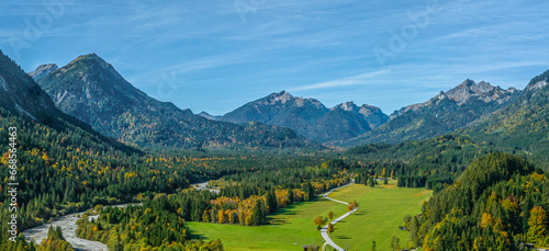 Herrliche Bergwelt im Graswang-Tal in Oberbayern im Oktober photo