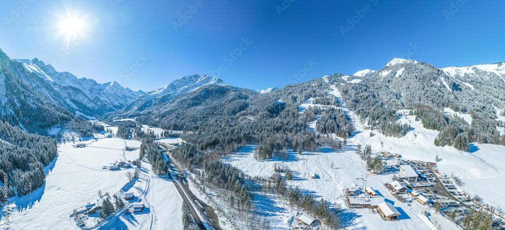 Winterpanorama aus dem Stillachtal bei Oberstdorf im Oberallgäu