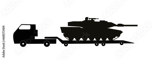Camion militaire et remorque avec char d'assaut vu de profil