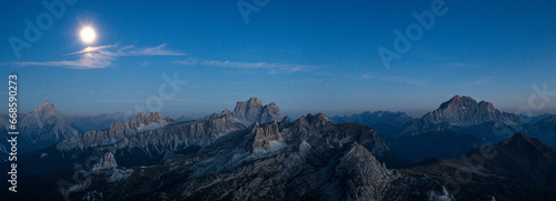 Schilderij op canvas Der Mond über Dolomiten Panorama am Rifugio Lagazuoi