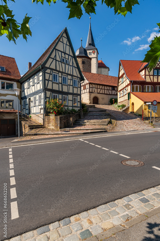 Obraz premium Wehrkirche Sankt Johann Baptist in Nordheim vor der Rhön, Landkreis Rhön-Grabfeld, Biosphärenreservat Rhön, Unterfranken, Franken, Bayern, Deutschland