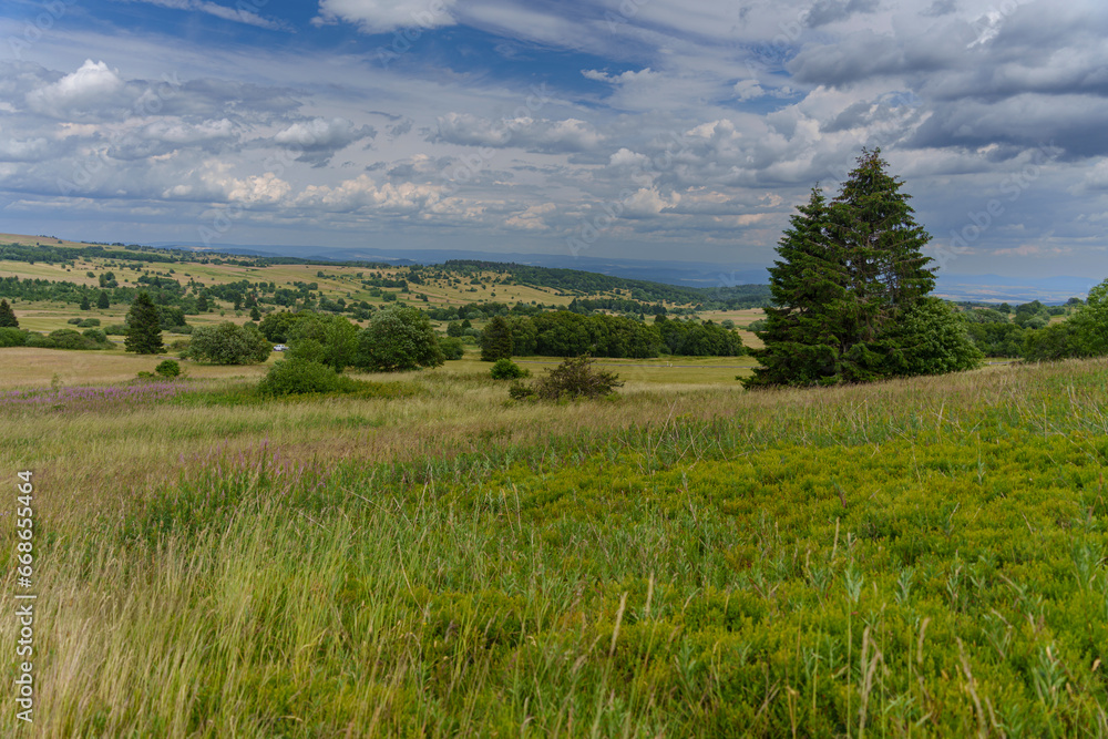 Rhönlandschaft am Heidelstein in der Langen Rhön, Biosphärenreservat Rhön, Bayern, Hessen, Deutschland Rhönlandschaft am Heidelstein in der Langen Rhön, Biosphärenreservat Rhön, Bayern, Hessen, Deutschland