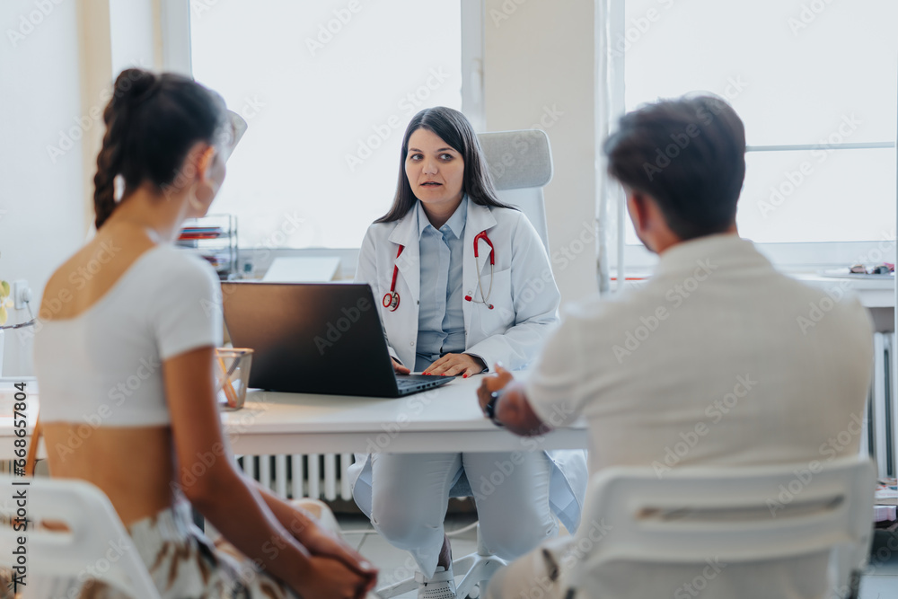 Obraz premium Medical Professionals Discussing Treatment Solutions for a Successful Clinical Outcomes