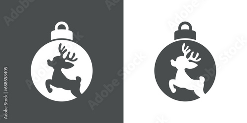 Tiempo de Navidad. Logo con silueta de bola de navidad con joven reno Rudolph o cervatillo saltando o volando para su uso en invitaciones y felicitaciones