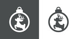 Tiempo de Navidad. Logo con silueta de bola de navidad con joven reno Rudolph o cervatillo saltando o volando para su uso en invitaciones y felicitaciones