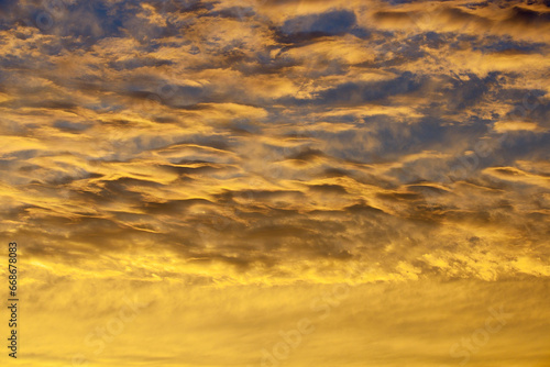 Rote Wolken am Abendhimmel