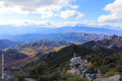 紅葉した山々