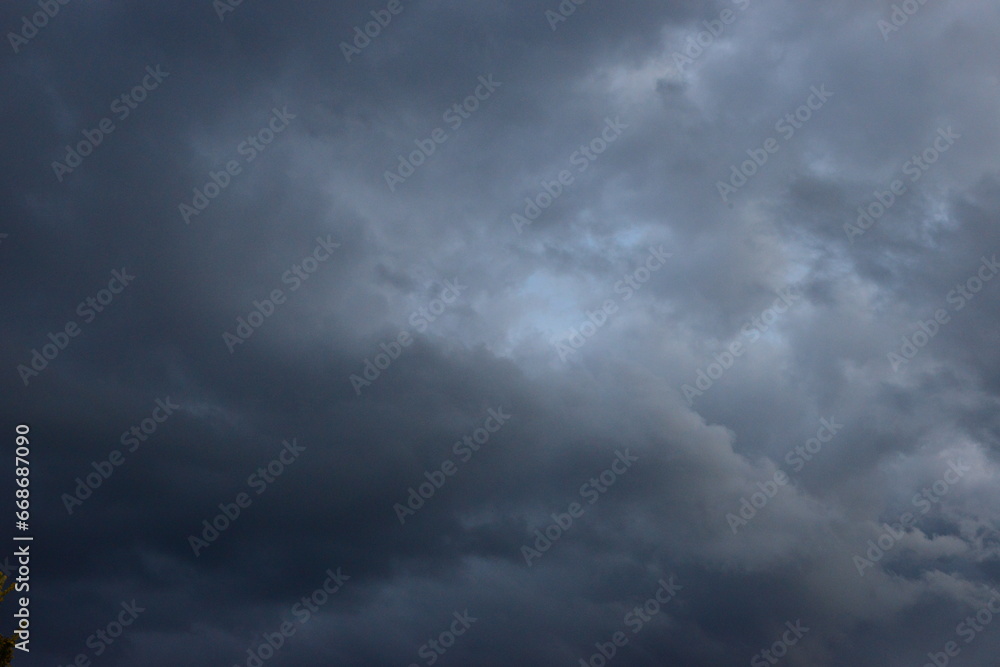 Dramatischer Himmel mit dunklen Wolken - obrazy, fototapety, plakaty 