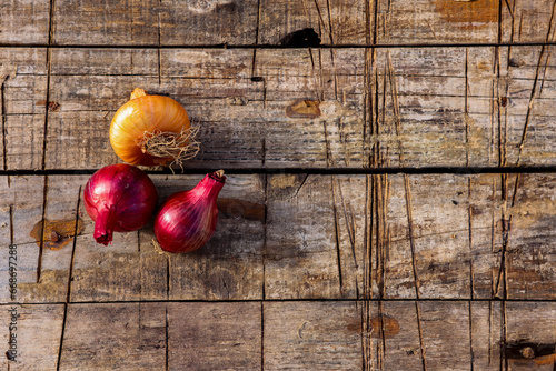 Gelbe und Rote Zwiebeln auf einem alten Holzbrett