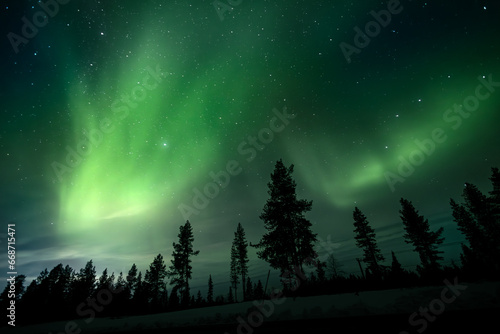 Magnifique aurore boréale dans le ciel de la laponie en suède région kiruna au delà du cercle polaire arctique photo