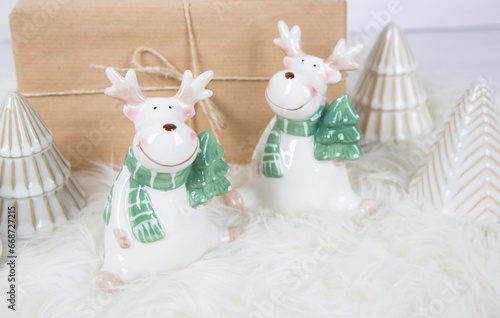 Der Weihnachtsmann: Weihnachtsgeschenke mit Rentier Figuren - Keramik in weiß und Kraftpapier natürlichen Farben 