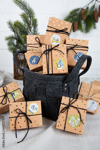 Adventskalender selbermachen mit Schachteln aus Kraftpapier