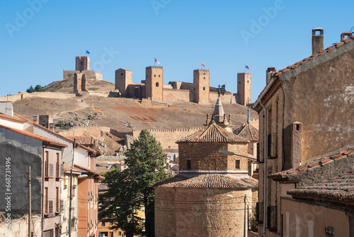 Vista de Molina de Aragón, Guadalajara, con la iglesia de San Francisco, el castillo y la torre de Aragón.