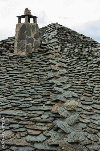 Paisaje de la arquitectura negra, el tejado de pizarra de una casa en Majaelrayo en la sierra norte de Guadalajara, España. photo
