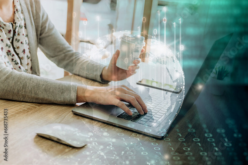 Mujer de negocios trabajando en su laptop en su casa, con su taza de café en la mano. El globo terráqueo mostrando su conexión con el mundo, ceros y unos que emergen del globo. 
