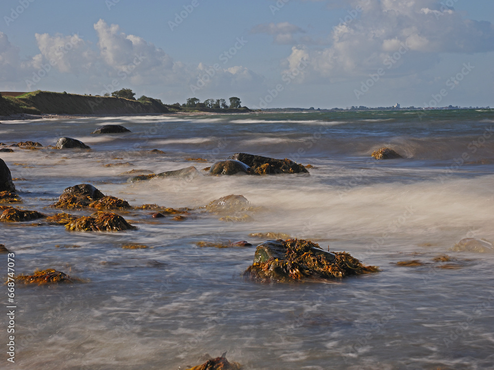 Tobendes Meer Ostsee mit langer Verschlusszeit Tobendes Meer Ostsee mit langer Verschlusszeit