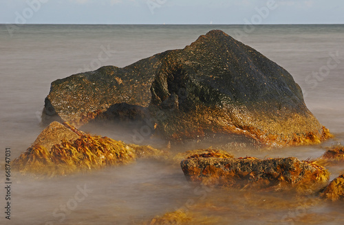 Stein im Meer mit langer Verschlusszeit photo