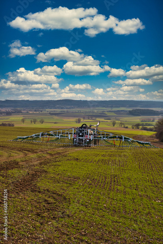 Traktor bei der Gülle Ausbringung durch Schleppschlauchtechnik
