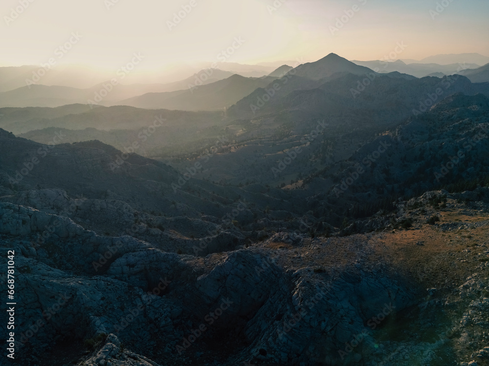 Obraz premium The mountain layers lined up one after the other and the wonderful and fascinating landscapes formed at sunset