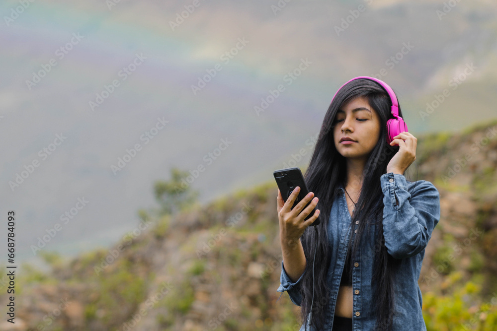 Mujer joven atractiva con auriculares disfrutando de música o un podcast en el parque o bosque, que encarna la relajación, la felicidad y la actividad de ocio. Estilo de vida saludable. Mujer joven atractiva con auriculares disfrutando de música o un podcast en el parque o bosque, que encarna la relajación, la felicidad y la actividad de ocio. Estilo de vida saludable.