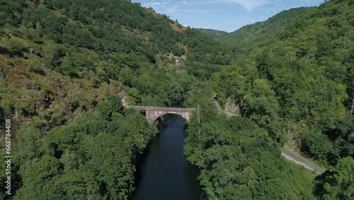 Image aérienne d'un pont abandonné au dessus de la Vallée du Lot, Aveyron, France	
 photo