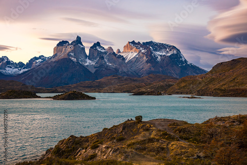 Abendstimmung Dämmerung mit dem markanten Berg Los Cuernos im Torres del Paine National Park, Chile