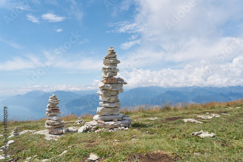 Von Wanderern aufget  rmte Steinhaufen auf dem Gipfel des Monte Baldo am Gardasee bei Malcesine in Italien