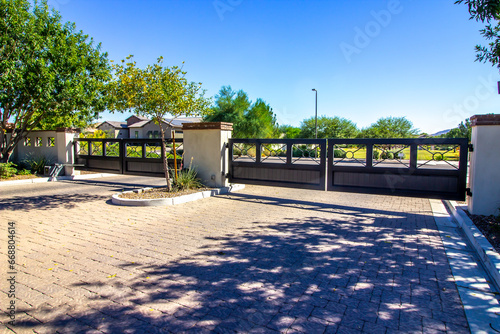 Foto Entrance And Exit Gates To Secure Subdivision