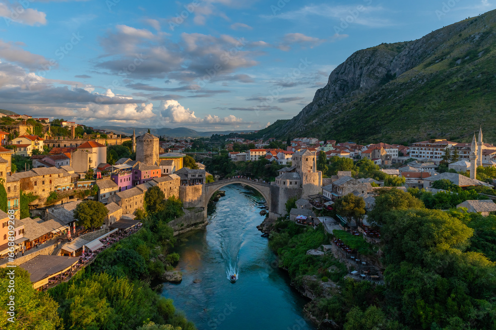 Mostar i jego stary kamienny zabytkowy most nad rzeką Neretwą. Panorama mostu o zachodzie słońca w Mostarze widok z drona 