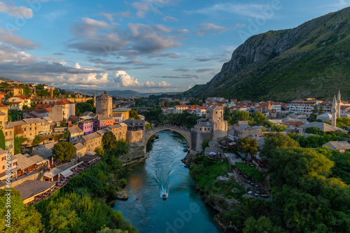Mostar i jego stary kamienny zabytkowy most nad rzeką Neretwą. Panorama mostu o zachodzie słońca w Mostarze widok z drona 