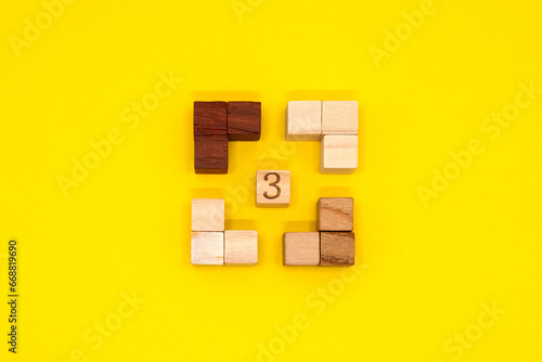 3をモチーフに角をウッドキューブで囲んだ黄色い背景