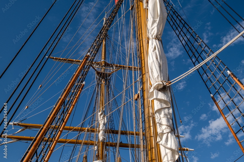 Obraz premium Sailboat wooden ship masts and rigging