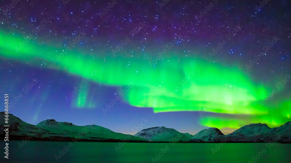 Mystische Polarlichter über einem glänzenden See