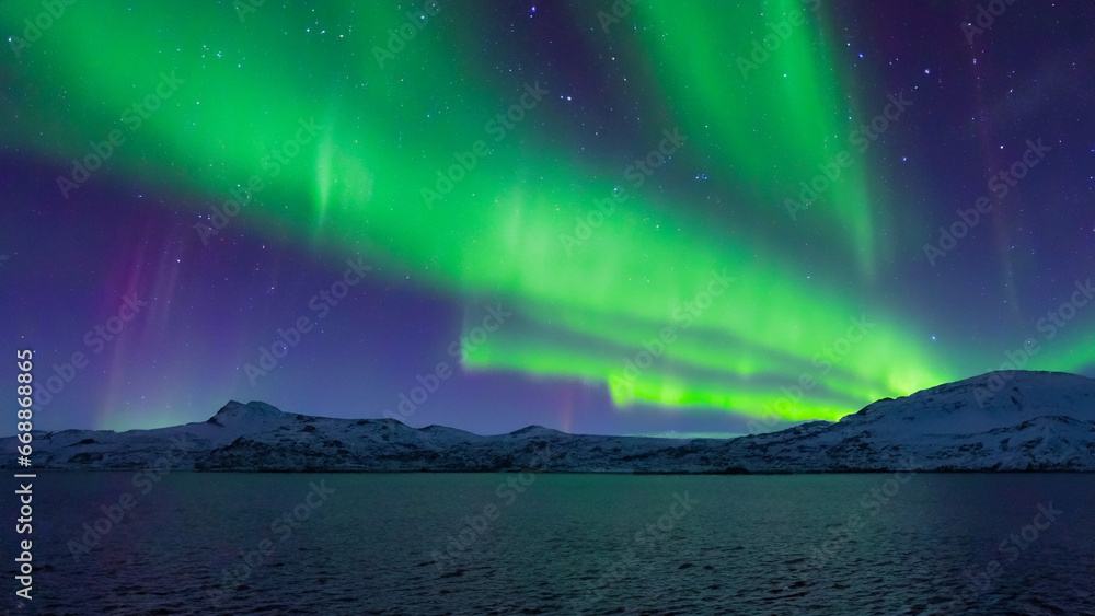 Lichter der Natur: Polarlichter über den Berglandschaften