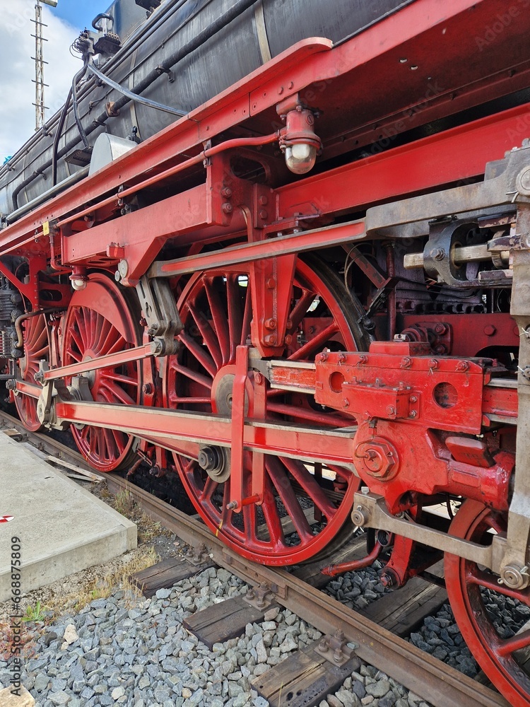 Rote Räder einer historischen Dampflok Rote Räder einer historischen Dampflok