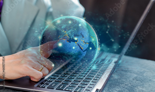 Hombre trabajando en su laptop con el dedo alzado de una de sus manos tocando el mundo digital totalmente conectado.