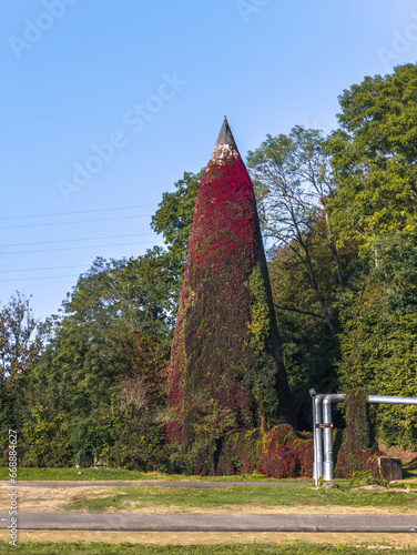 Obraz na płótnie Spitzbunker (Winkelturm, Luftschutzturm, Hochbunker), an air raid shelter built in 1939 in Neunkirchen, Saarland, Germany w salonie