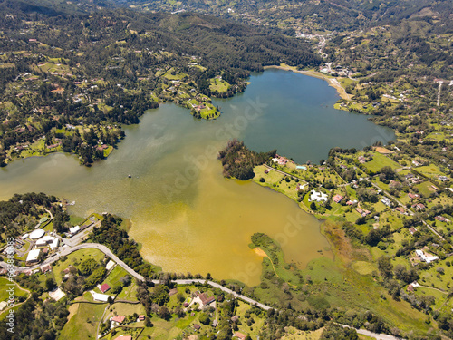 Fotografía aérea donde se aprecia la represa de La Fé, en el municipio de El Retiro, Antioquia, Colombia