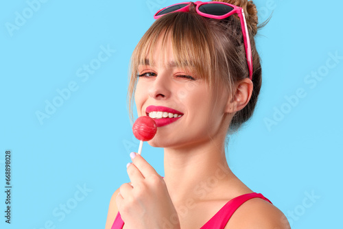 Young woman with lollipop o...