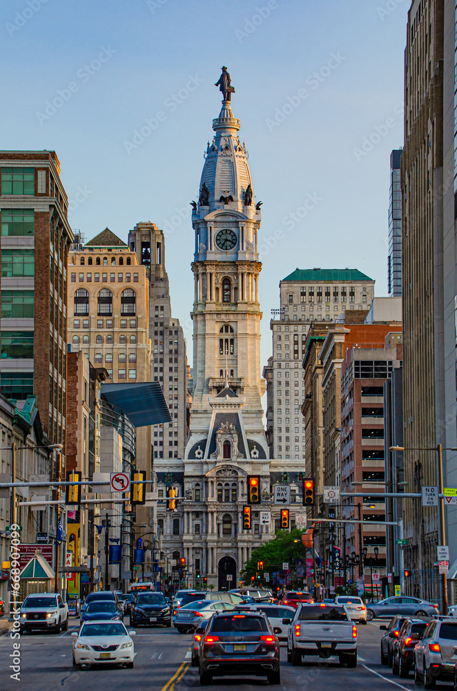 Broad Street mit Rathaus in Philadelphia am Abend