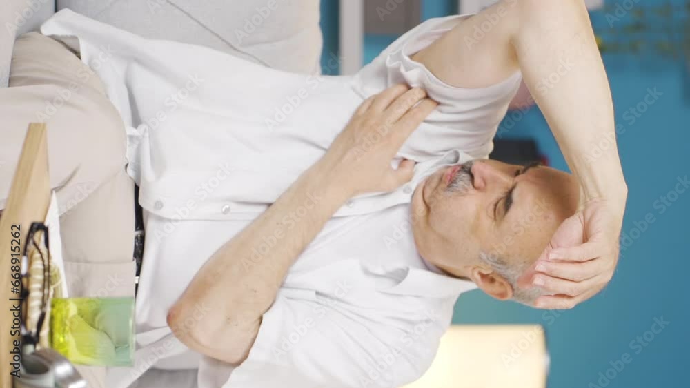 Vertical video of Old man with itchy armpits. Fungus Problem. Vertical video of Old man with itchy armpits. Fungus Problem.