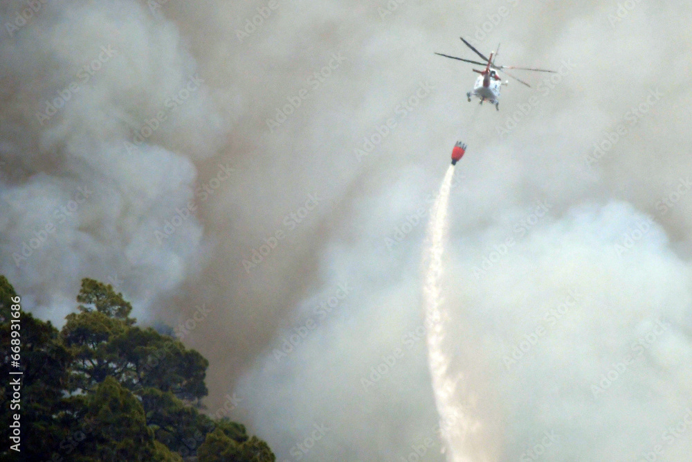 HELICÓPTERO TRABAJANDO EN LA EXTINCIÓN DE UN INCENDIO