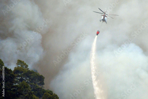 Obraz na płótnie HELICÓPTERO TRABAJANDO EN LA EXTINCIÓN DE UN INCENDIO w salonie