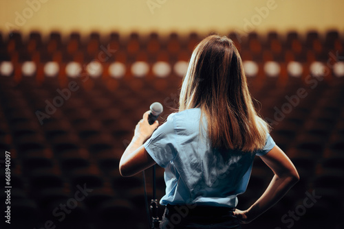 Canvastavla Businesswoman Preparing to Give a Public Speech Rehearsing it